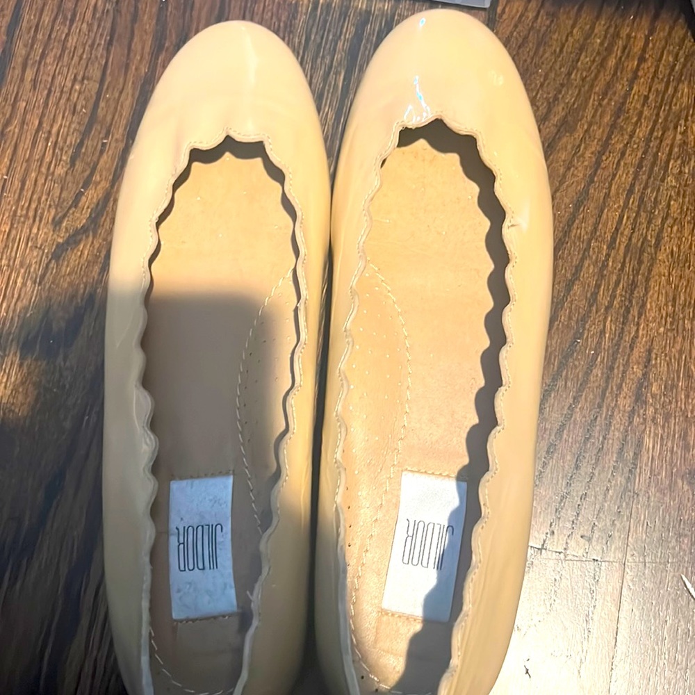 Flats with scalloped edges